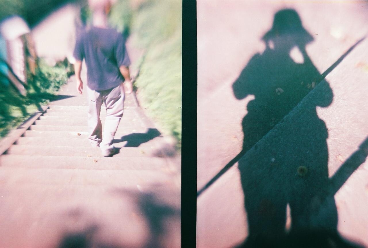 浄土ヶ浜 階段を降りる人と写真を撮る人